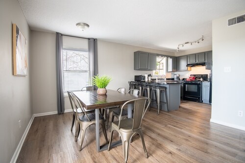 Ridge Retreats Unit A: King Bed/Hilltop View/TVs