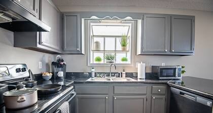 Ridge Retreats Unit B - Balcony/Wifi/4 Queen Beds