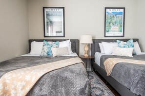 2 bedrooms, iron/ironing board, free WiFi, bed sheets - Ridge Retreats Unit B - Balcony/Wifi/4 Queen Beds (Birmingham)