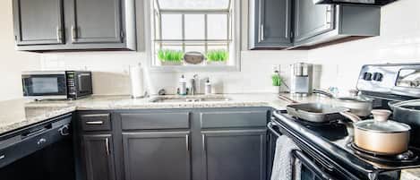 Een koelkast, een microgolfoven, een oven, een kookplaat