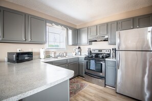 Fridge, microwave, oven, stovetop - Ridge Retreats Unit E- WiFi/4 Queen Beds/Groups (Birmingham)