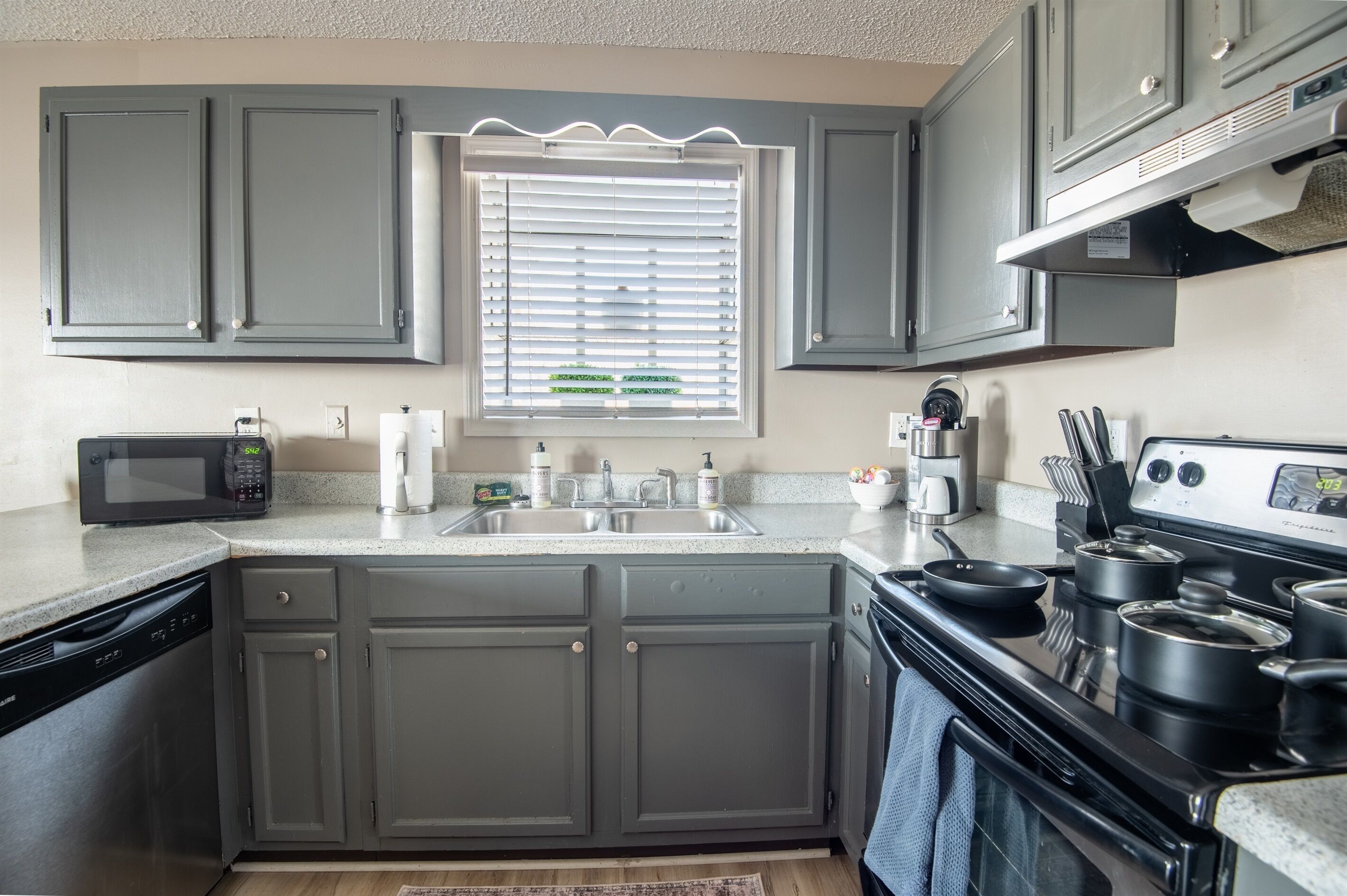 Een koelkast, een microgolfoven, een oven, een kookplaat