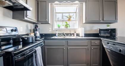 Ridge Retreats - Unit F: King Bed/Free Parking/TVs