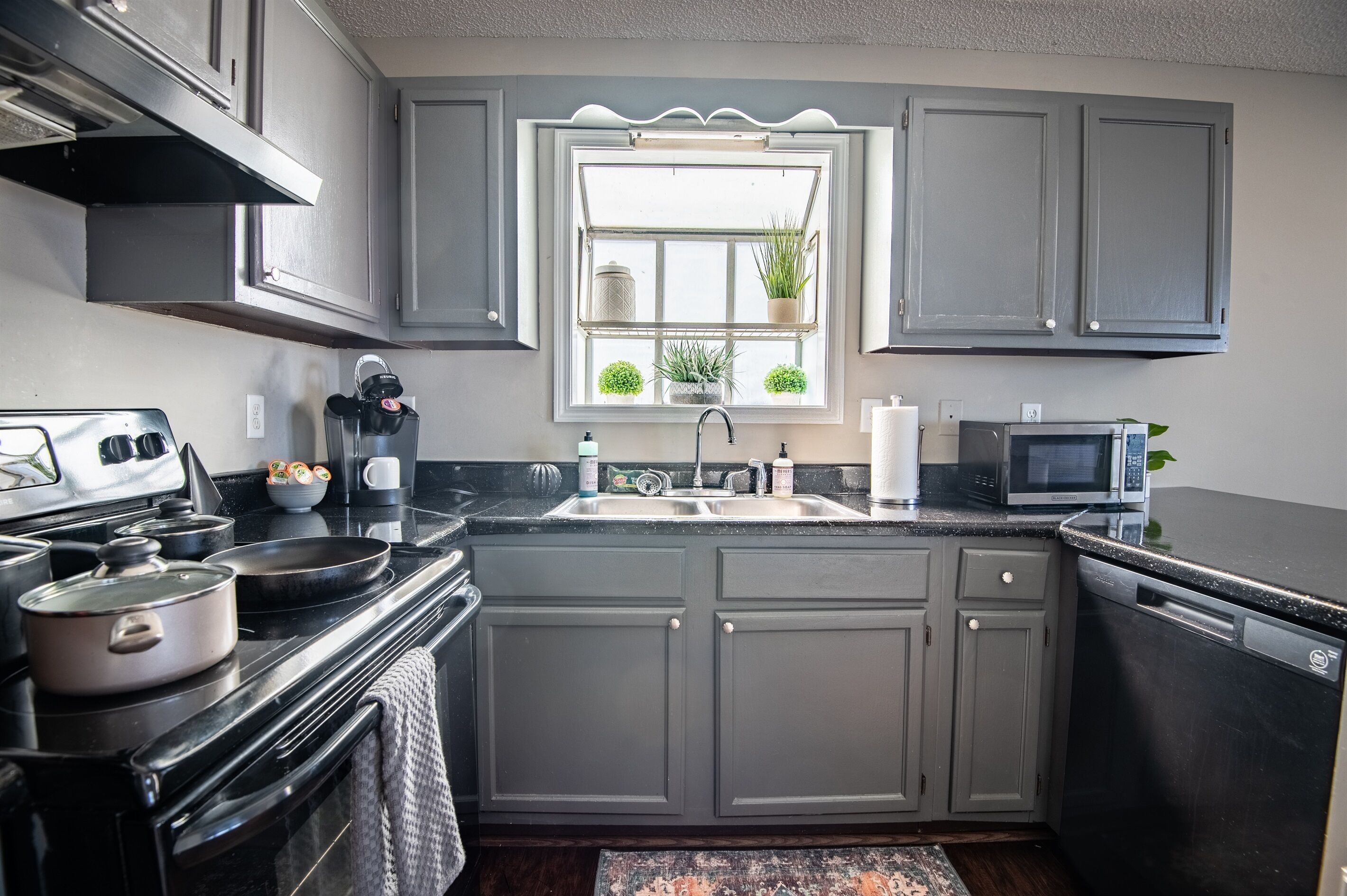 Coffee/tea maker, fridge, microwave, oven