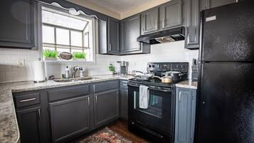 冰箱、微波炉、烤箱、炉灶