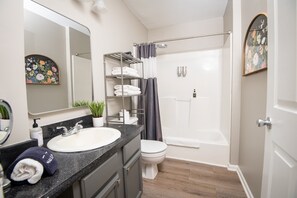 Shower, towels - Ridge Retreats- Groups/King Beds/Parking/3 Units (Birmingham)