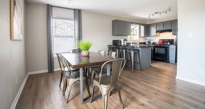 Ridge Retreats- Groups/King Beds/Parking/3 Units