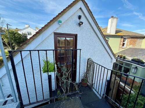 The Loft Retreat - Coastal Escape in the Heart of Meads