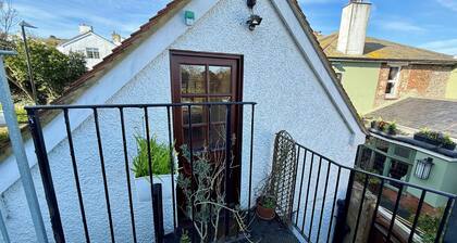 The Loft Retreat - Coastal Escape in the Heart of Meads