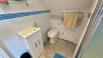 Suihku, hiustenkuivaaja, pyyhkeet, vessapaperi