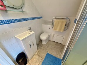 Dusche, Haartrockner, Handtücher, Toilettenpapier