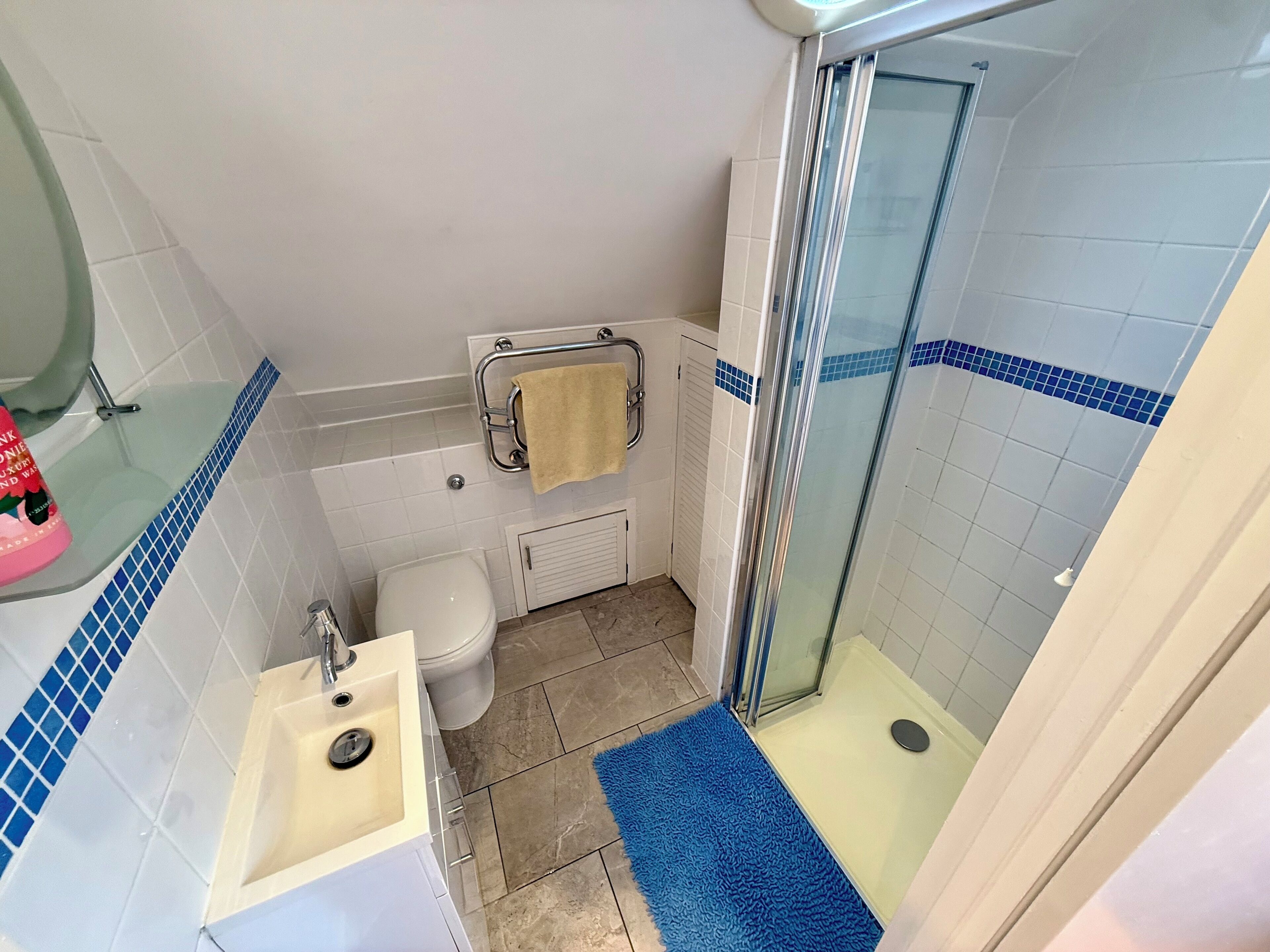 Dusj, hårføner, håndklær og toalettpapir