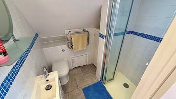 Dusj, hårføner, håndklær og toalettpapir