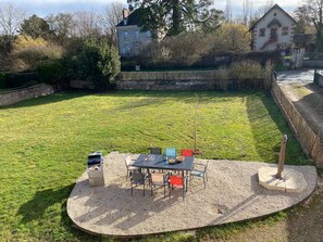Outdoor dining - La Parenthèse Sancerroise, comfortable and friendly 8-person house with cellar (Savigny-en-Sancerre)