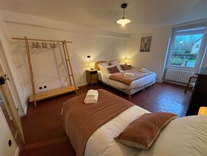 3 bedrooms, iron/ironing board, WiFi, bed sheets - La Parenthèse Sancerroise, comfortable and friendly 8-person house with cellar (Savigny-en-Sancerre)