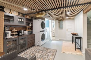 Interior - Spacious, Central Location 4-bedroom, King Beds (Spokane)