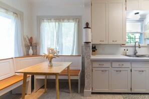 Private kitchen - Spacious, Central Location 4-bedroom, King Beds (Spokane)