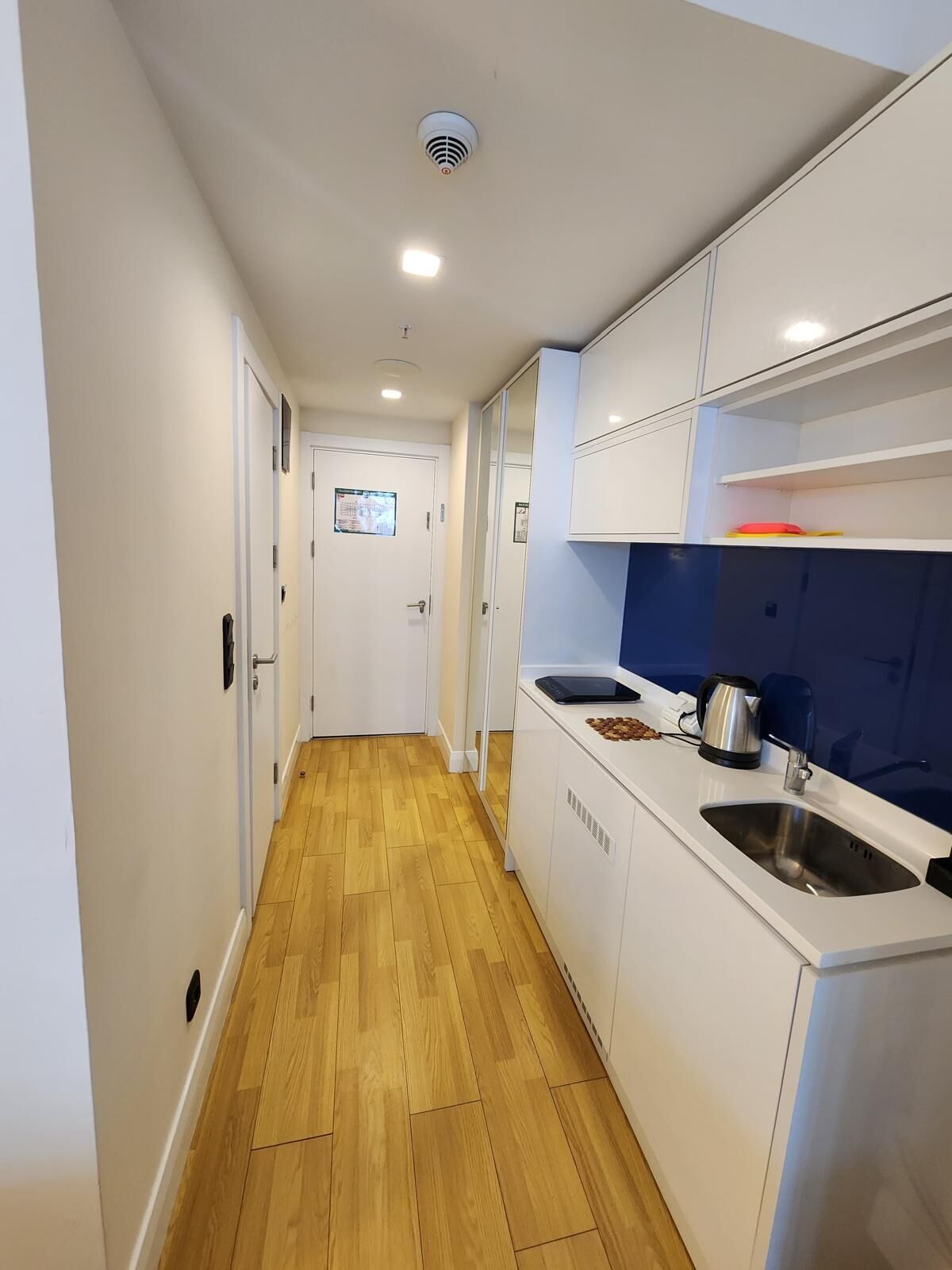 Refrigerador, microondas, placa de cocina, utensilios de cocina