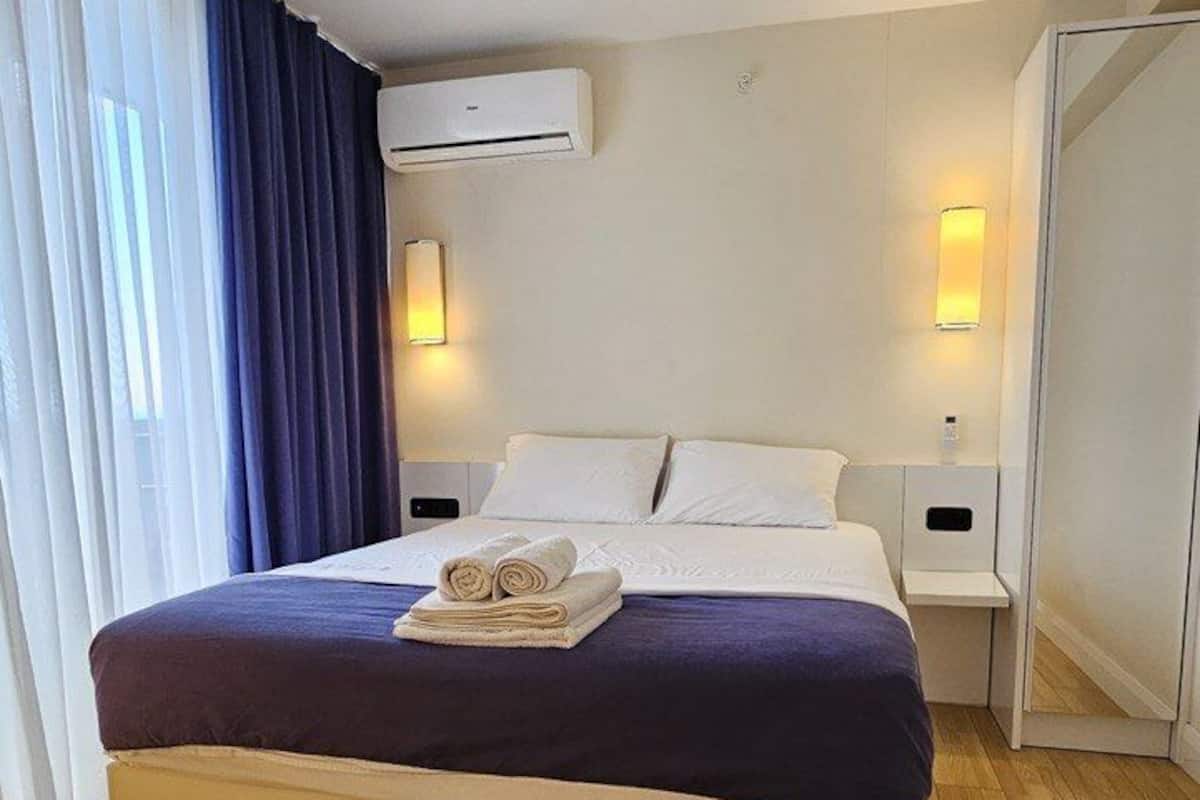 Comfort apartman | Széf a szobában, íróasztal és laptophoz jól használható munkafelület