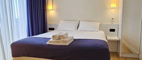 Appartement Confort | Coffre-fort, bureau, espace de travail pour ordinateurs portables