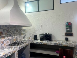 Fridge, microwave, coffee/tea maker, cookware/dishes/utensils - Studio in the center of the white city of Mérida, Yucatán (Yuc.)