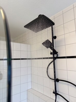 Sèche-cheveux, serviettes fournies, savon, papier toilette
