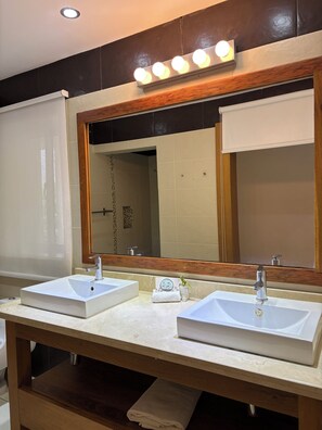 Ducha, toallas, jabón y papel higiénico