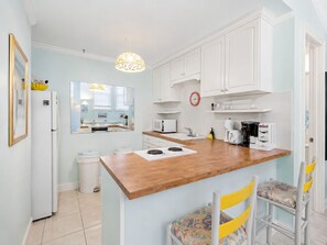 Réfrigérateur, micro-ondes, plaque de cuisson, cafetière/bouilloire