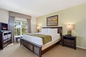 2 bedrooms, desk, iron/ironing board, WiFi - 1724 - Lake View, Tall Ceilings W Rare Floor Plan (Naples)