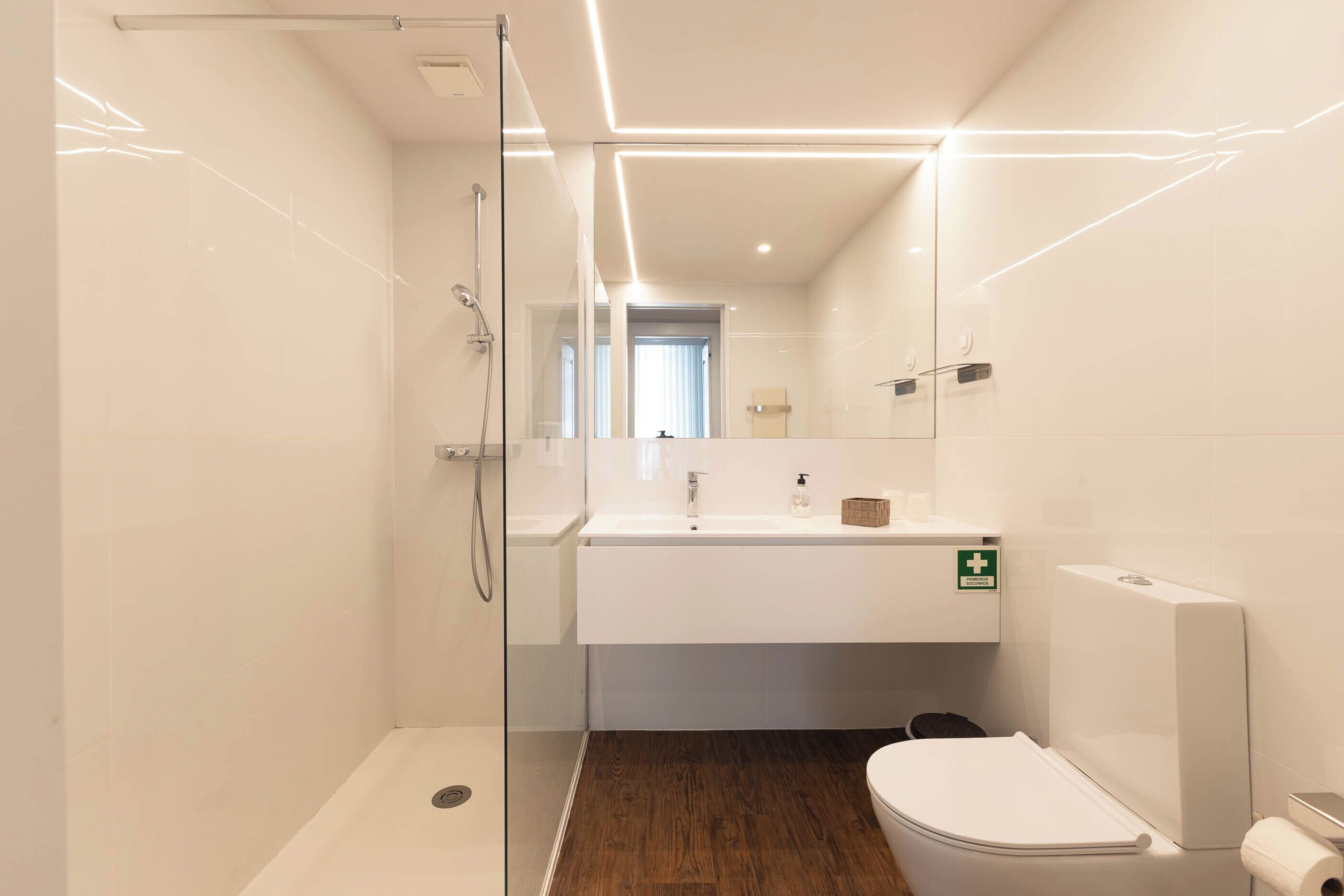 Douche, sèche-cheveux, bidet, serviettes fournies