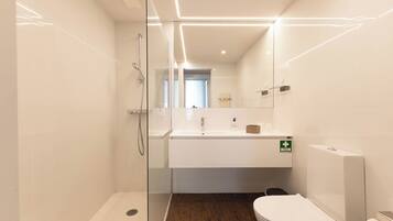 Douche, sèche-cheveux, bidet, serviettes fournies