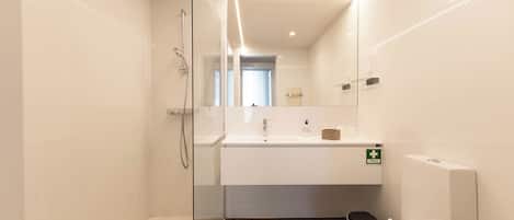 Douche, séchoir à cheveux, bidet, serviettes fournies