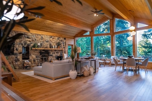 Private 5-Acre Retreat · Hot Tub · Sauna · Sleeps 16