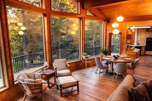 Fernseher, Kamin, Tischfußball, Tischtennisplatte