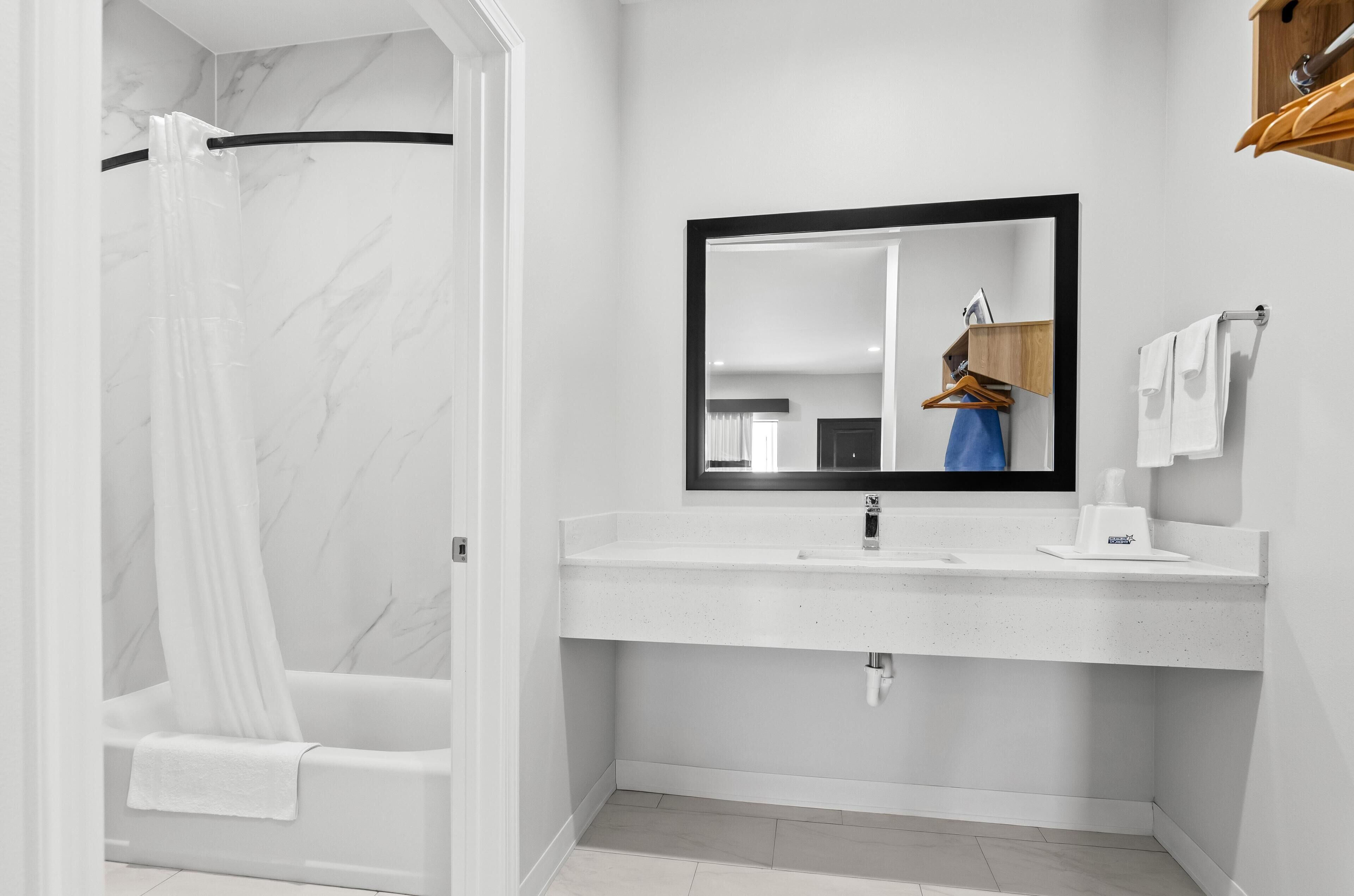Chambre, 1 très grand lit, non-fumeur | Salle de bain