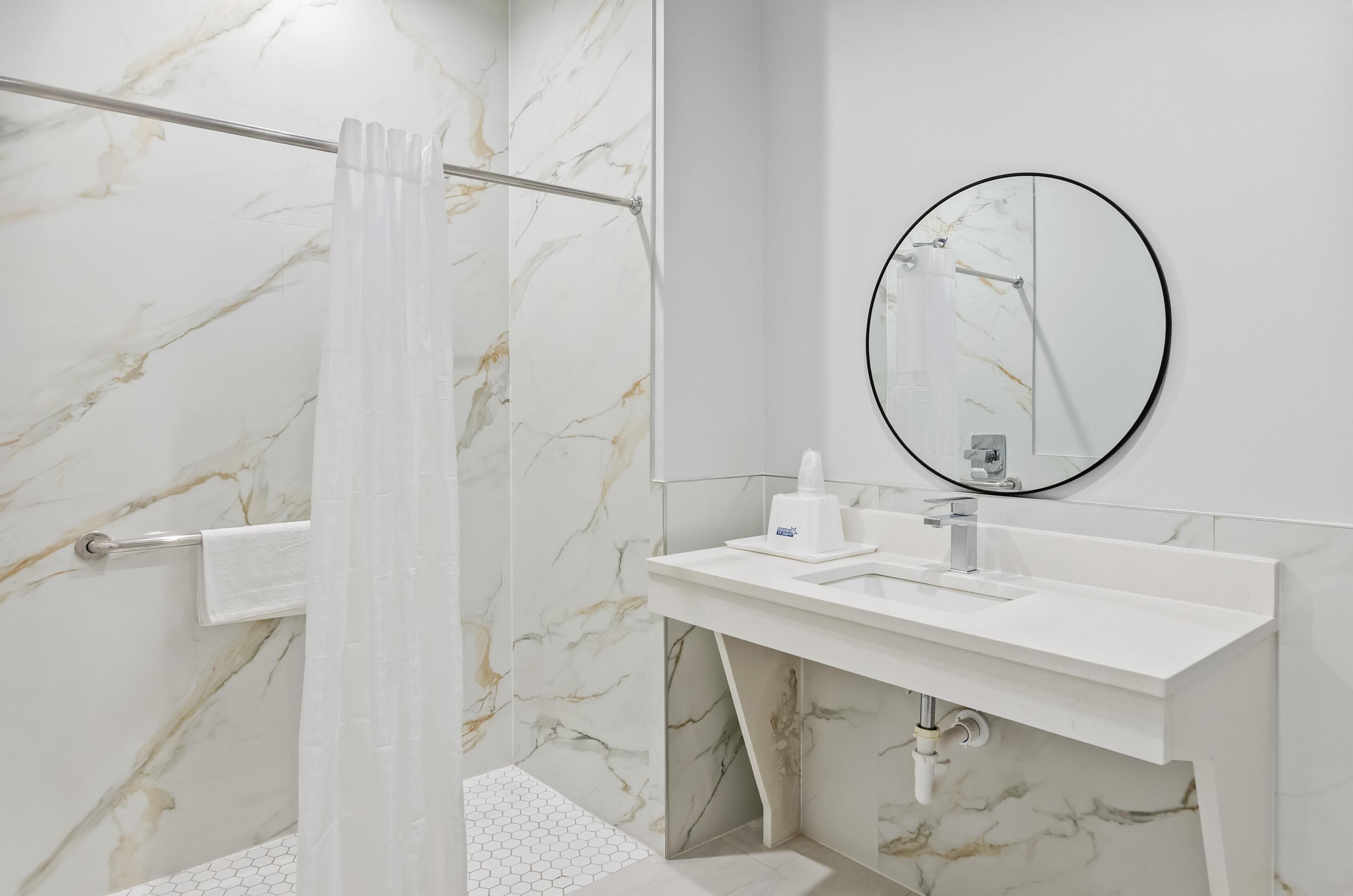 Duschwanne, kostenlose Toilettenartikel, Handtücher, Toilettenpapier