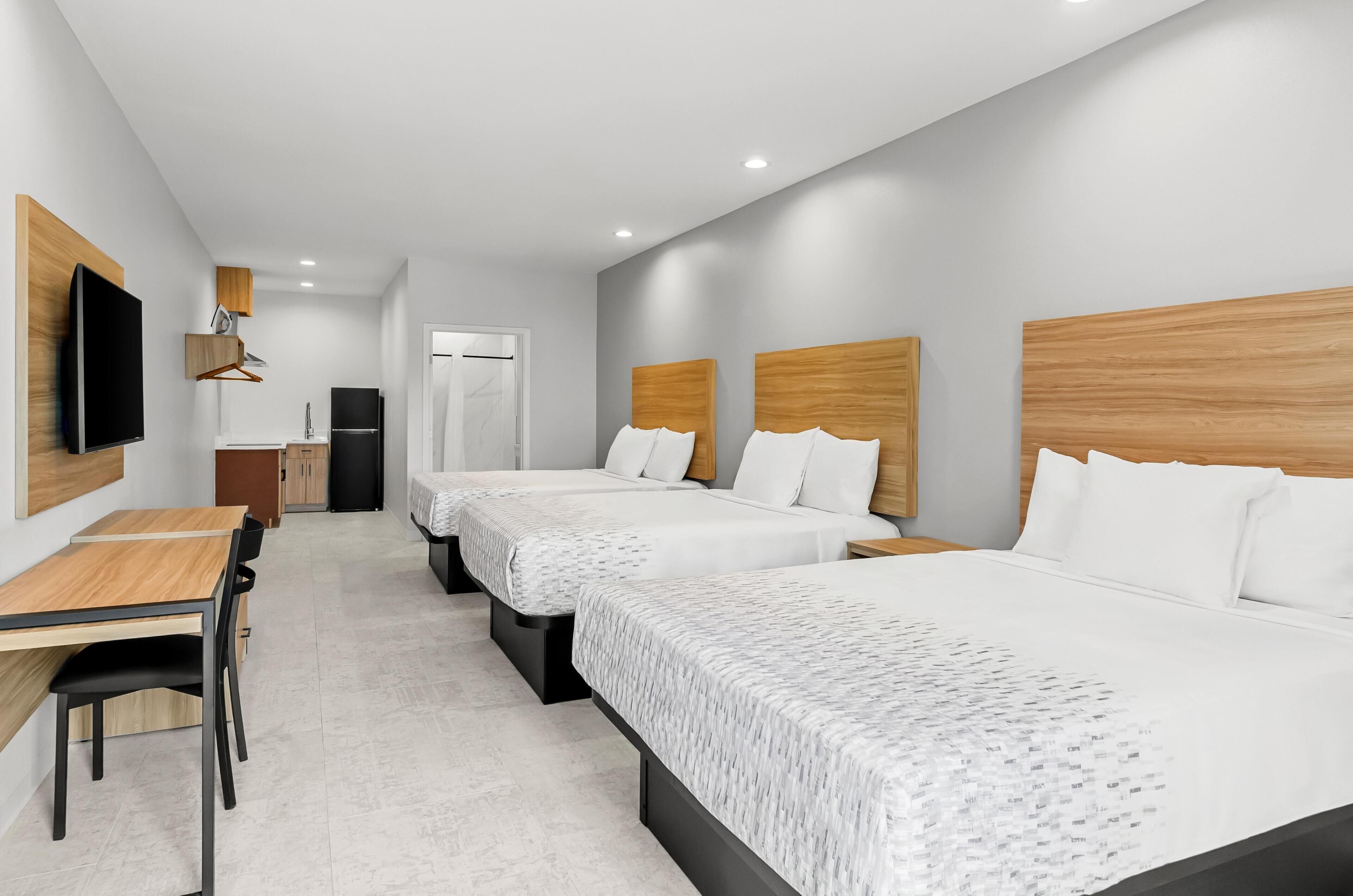 Zimmer, Mehrere Betten, Nichtraucher | Badezimmer | Duschwanne, kostenlose Toilettenartikel, Handtücher, Toilettenpapier