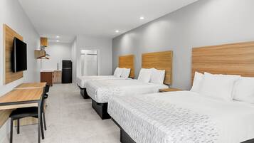 Zimmer, Mehrere Betten, Nichtraucher | Badezimmer | Duschwanne, kostenlose Toilettenartikel, Handtücher, Toilettenpapier