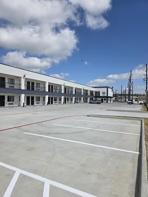 Exterior - Americas Best Value Inn & Suites Tomball Grand Parkway (Tomball)