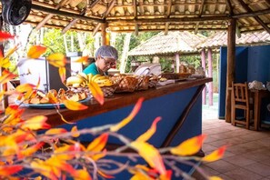 Outdoor dining - Chalé do Mar I (São Francisco do Sul)