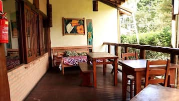 Ferienhaus, Blick auf den Innenhof | Speisen im Freien