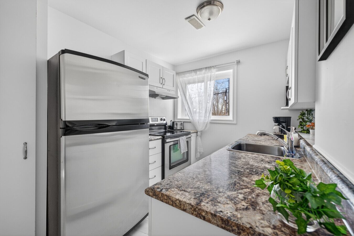 Coffee/tea maker, fridge, microwave, oven