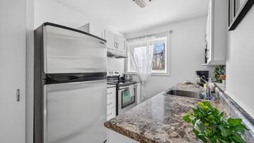 Coffee/tea maker, fridge, microwave, oven