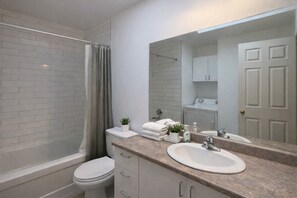 Hair dryer, towels, soap, toilet paper - Cozy, clean apartment near downtown (Montréal)
