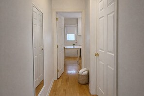 Interior - Cozy, clean apartment near downtown (Montréal)