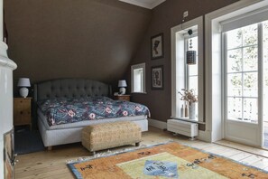 4 bedrooms, desk, iron/ironing board, free WiFi