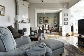 Fireplace, books, stereo