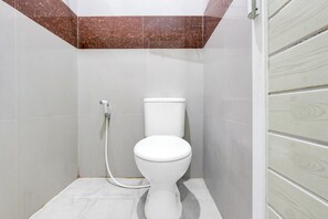 Habitación doble Deluxe | Baño | Regadera, toallas, jabón, shampoo 