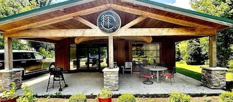 Huron Hideaway - Great Indoor & Outdoor Spaces!