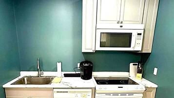 Een koelkast, een kookplaat